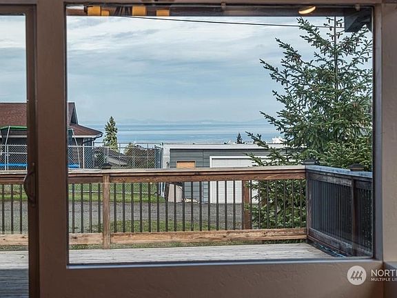 4th image of 415 E Park Avenue