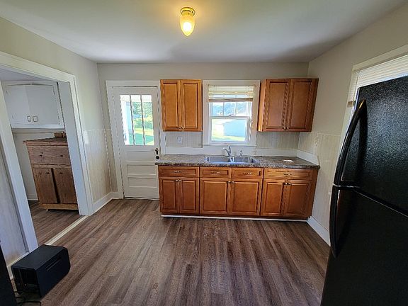 4th image of 151 Marshall St