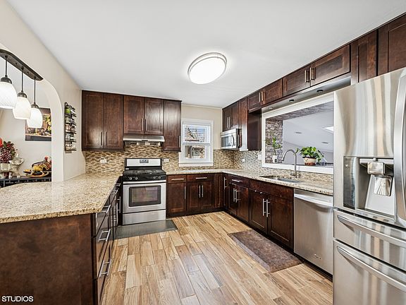 2nd image of 114 E Walnut Ave