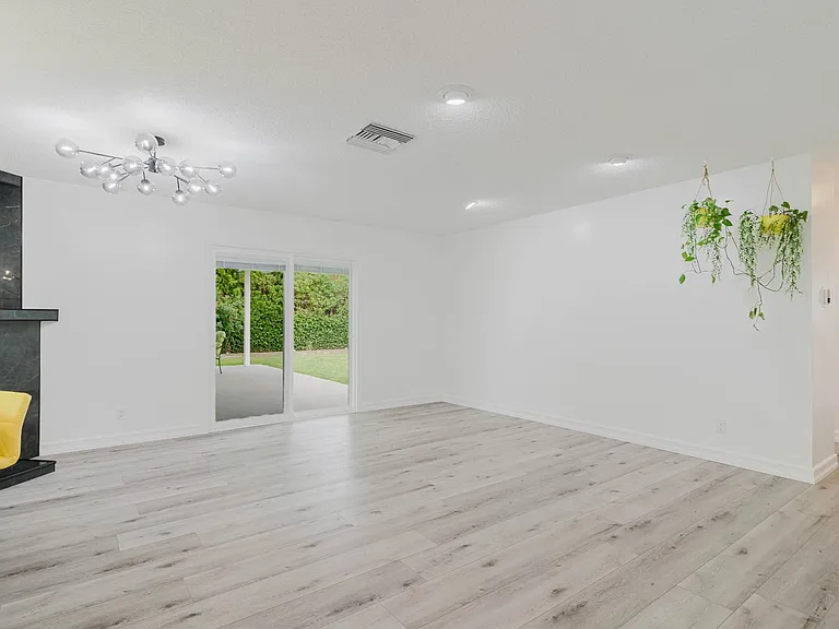22515 Haynes St — Photo 11