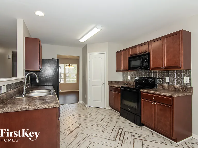 1544 Pecan Ln — Photo 6