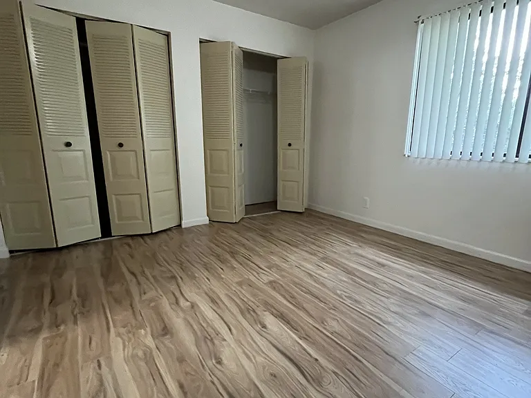 2560 SW 31st Pl — Photo 8