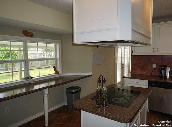 3rd image of 8914 Levelland