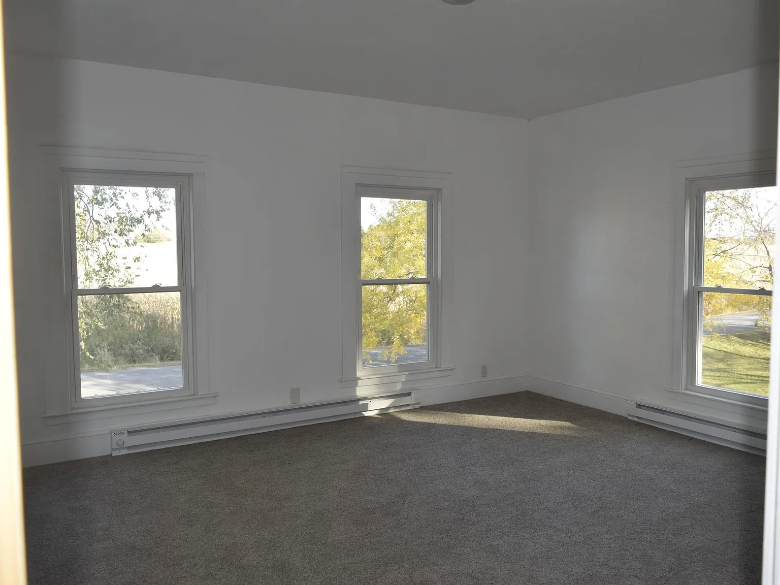 4 bed, 2400 sqft, $2,600 — Photo 4