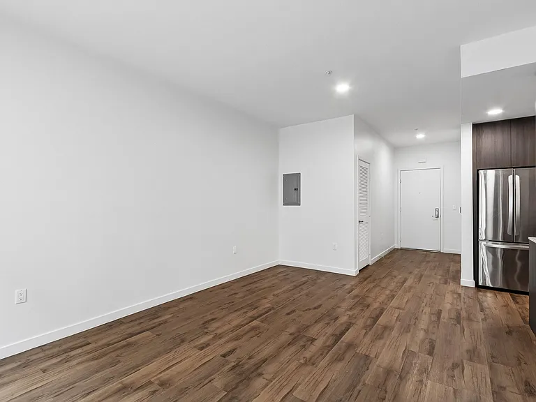 Maxwell Apartments — Photo 11