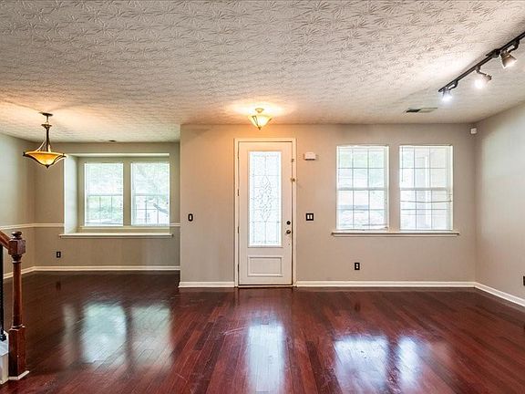 3rd image of 6164 Chastain Way