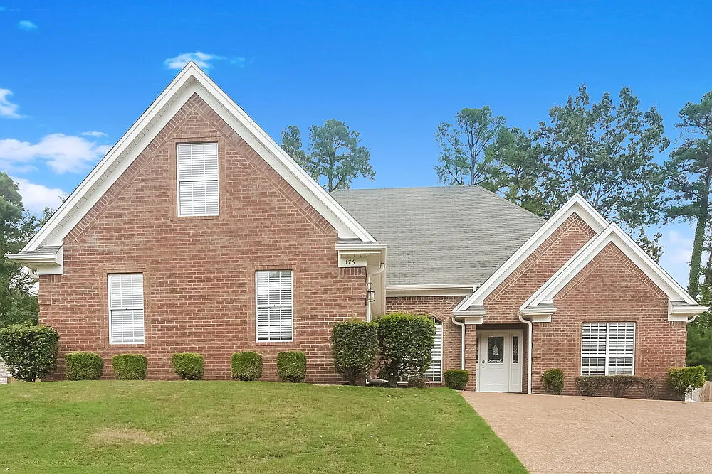 3 bed, 2.0 bath, 2262 sqft, $2,405 — Photo 1