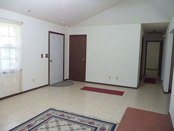 4th image of 410 Charmaine Dr. East