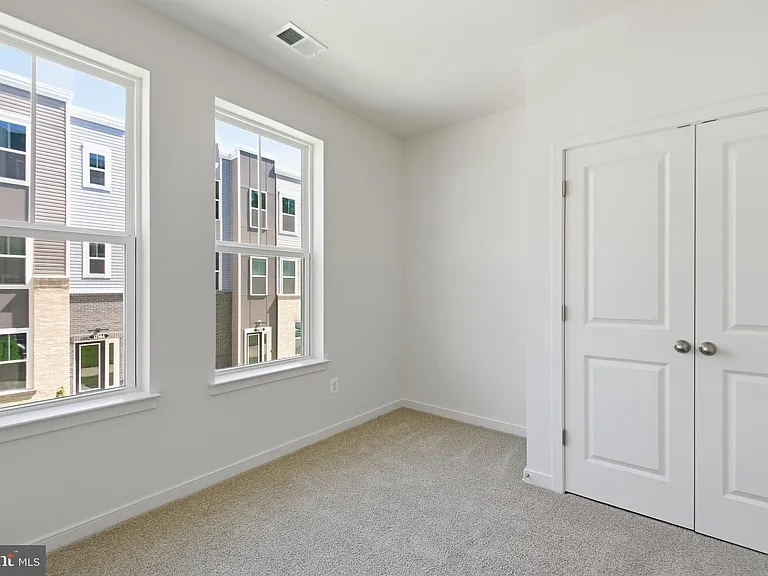18002 Alicia Ave — Photo 5