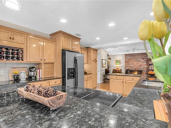 4th image of 104 N Sweetwater Blvd