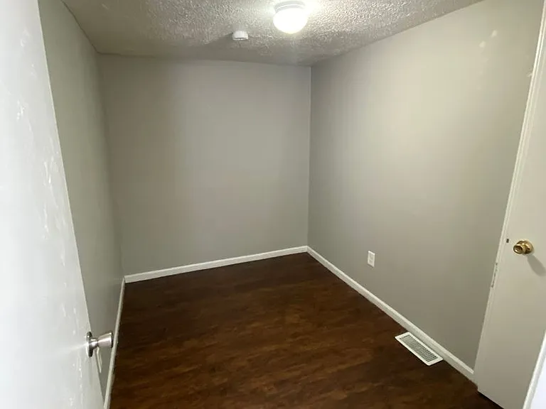556 N Clay St — Photo 5