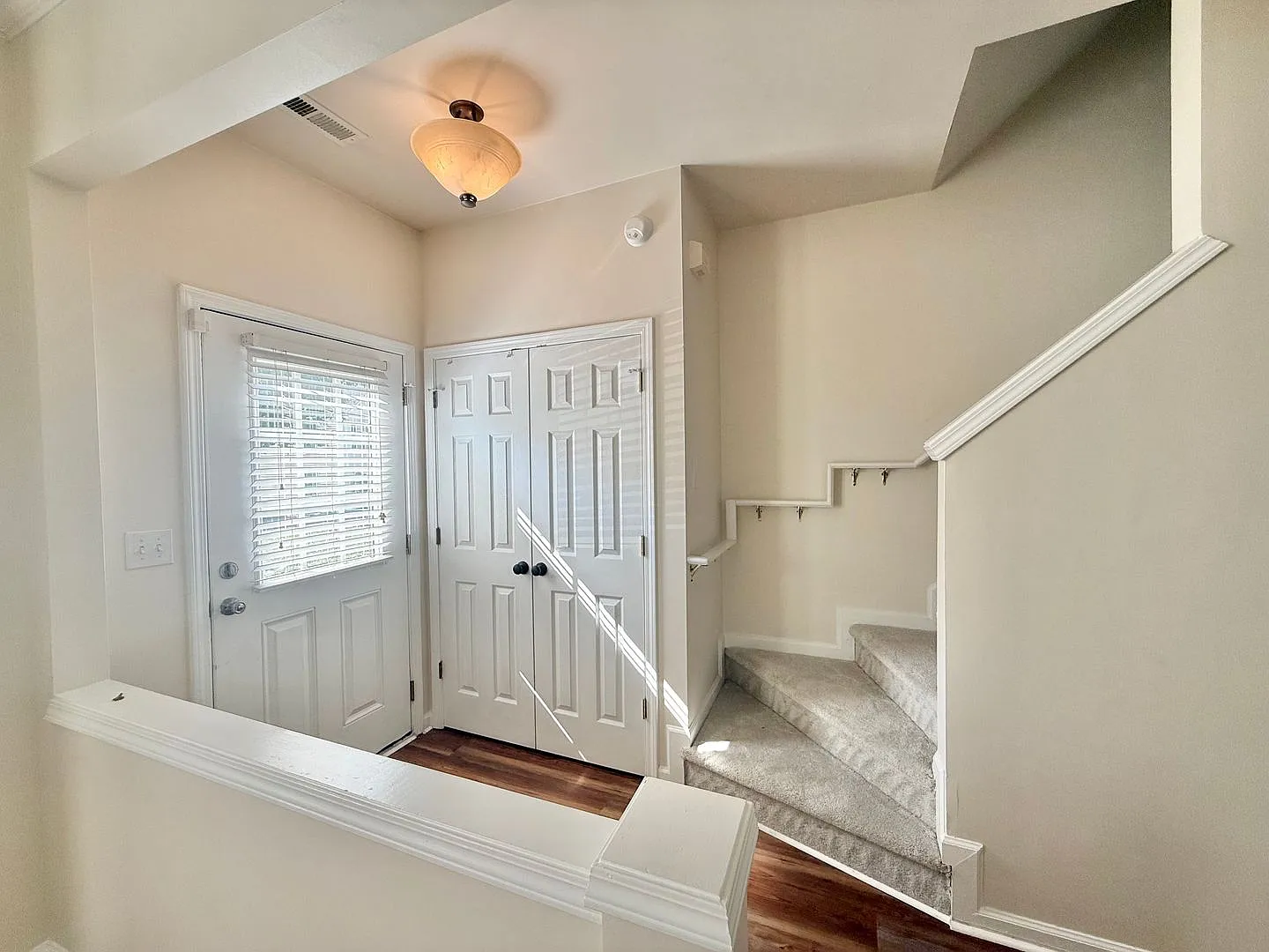 Charming 3BD, 2.5BA Raleigh Townhome in a Prime Location Near RDU Airport, Brier Creek, and North... — Photo 2