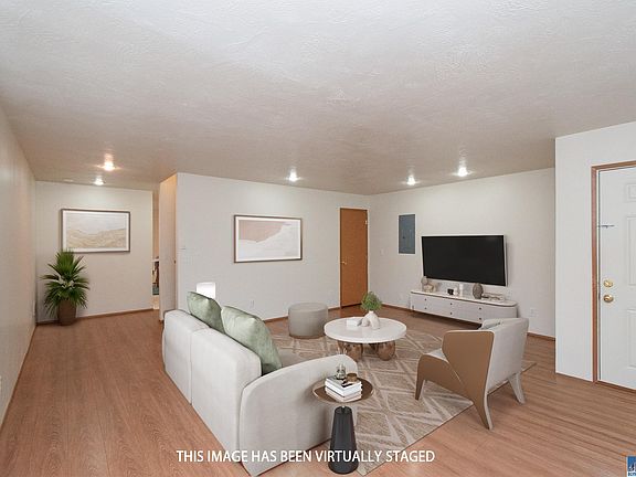 3rd image of 619 E Lauridsen Blvd