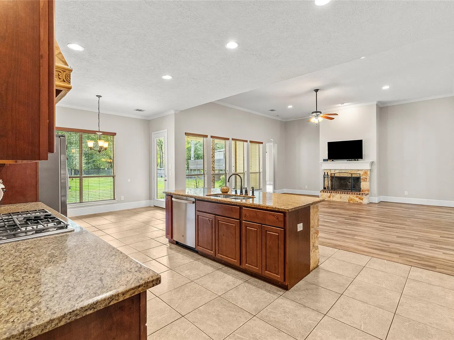 4 bed, 3.5 bath, 3491 sqft, $3,650 — Photo 4