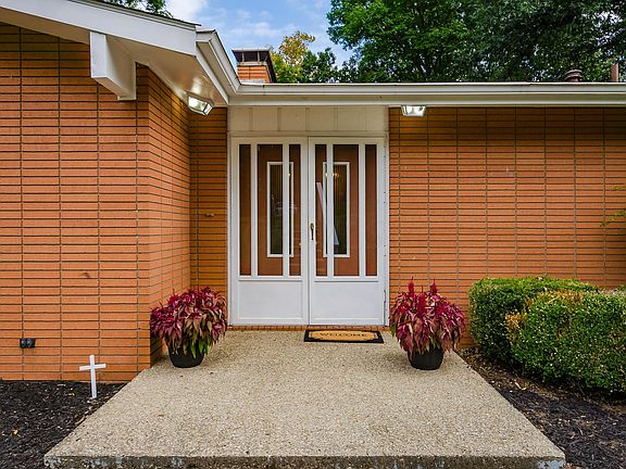 4th image of 1760 Bryn Mawr Cir
