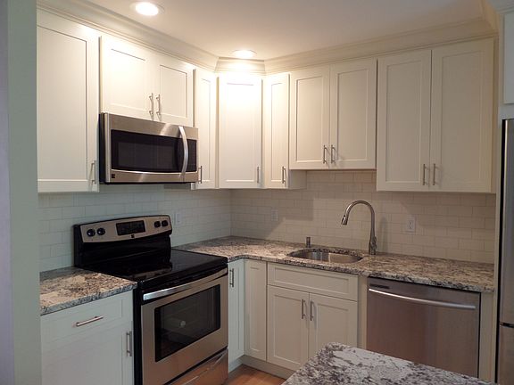 2nd image of 15 Essex Pl #F