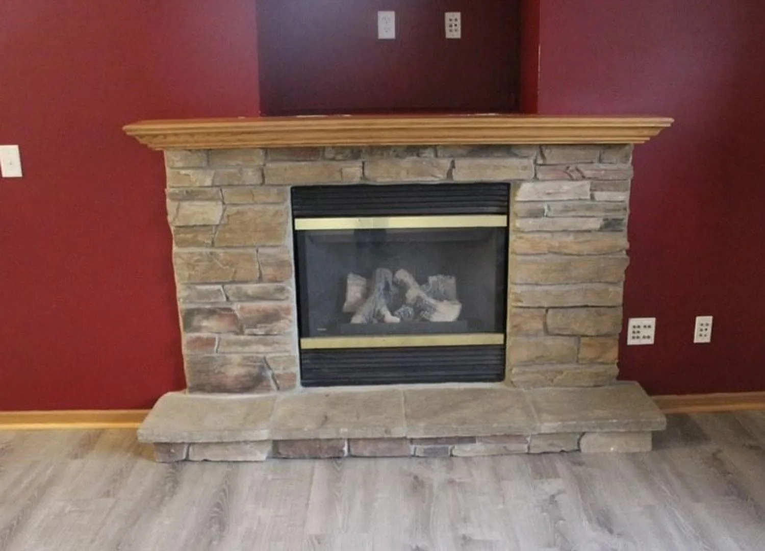 End Unit Townhome *3Bed/2.5 Bath*3 Season Porch! Available 10/1. — Photo 3