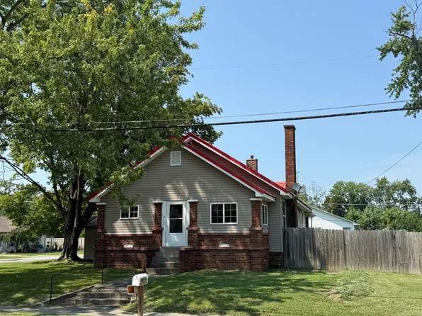 712 Stewart St, Carmi, IL 62821