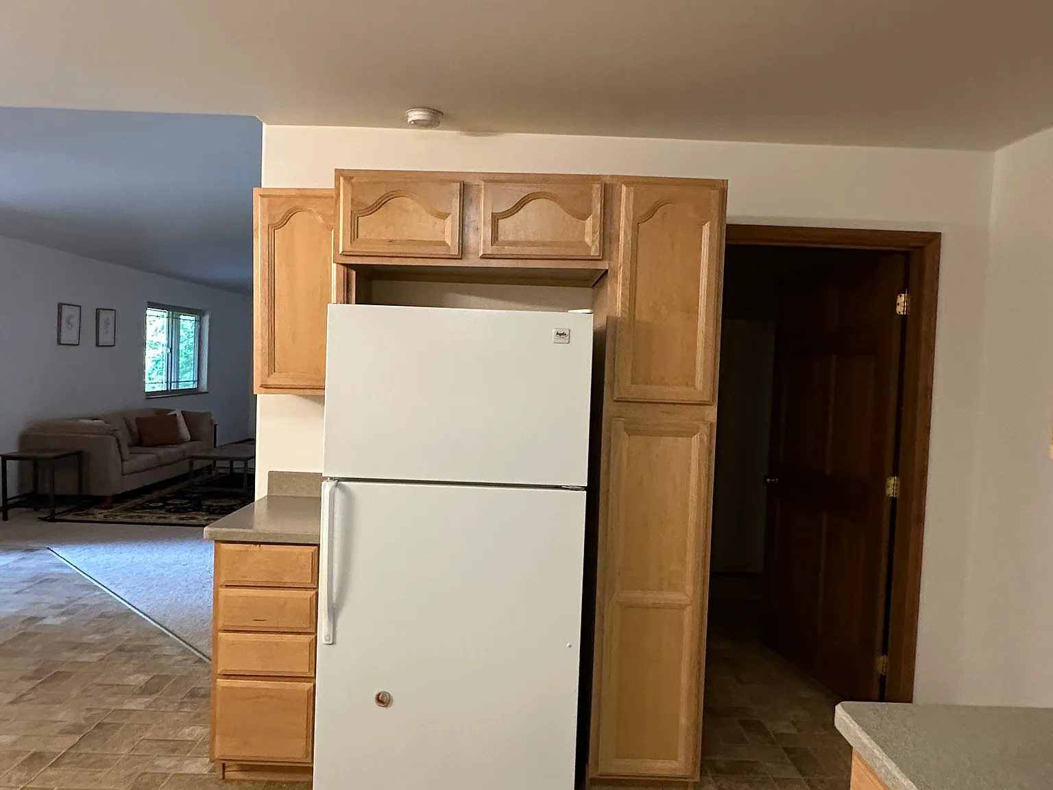 3 bed, 2400 sqft, $1,800 — Photo 4