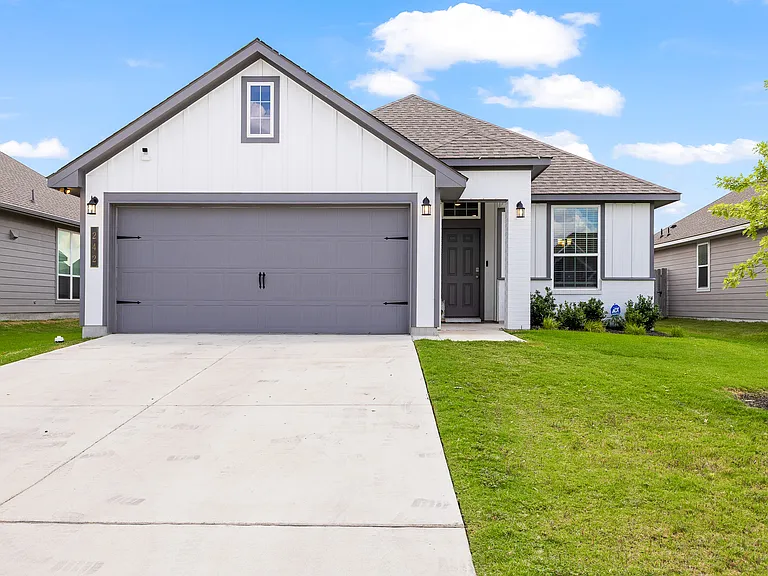 242 Boatright Blvd — Photo 1