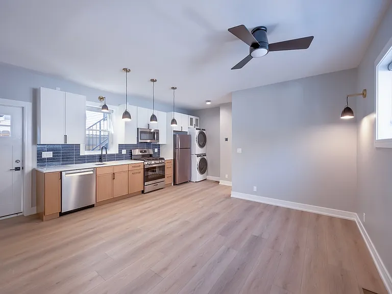 1809 S Laflin St — Photo 4