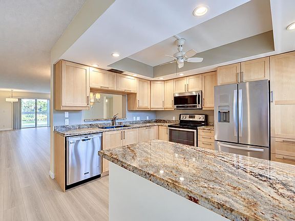 4th image of 4402 MARTINIQUE Court #D2