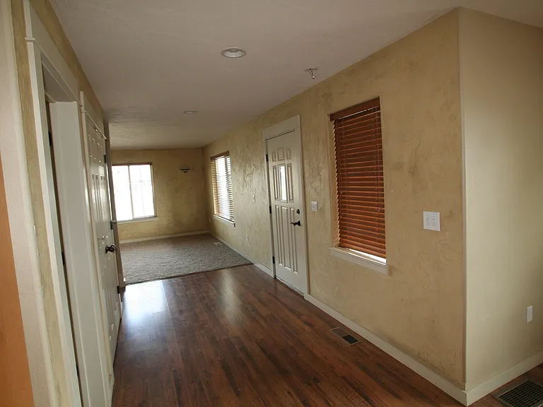 1091 N 14th Ave — Photo 7