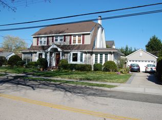 95 S Forest Ave, Rockville Centre, NY 11570