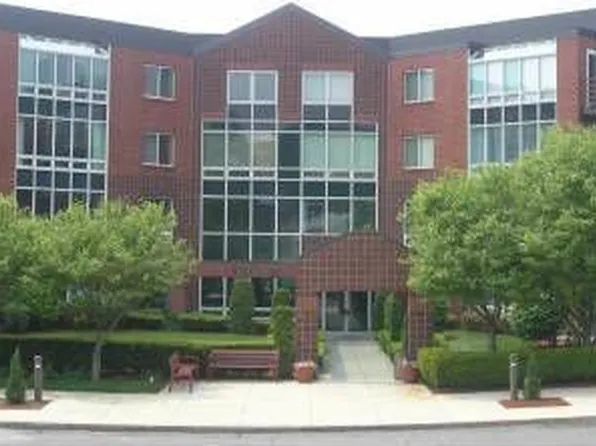 282 Place Ln, Woburn, MA 01801