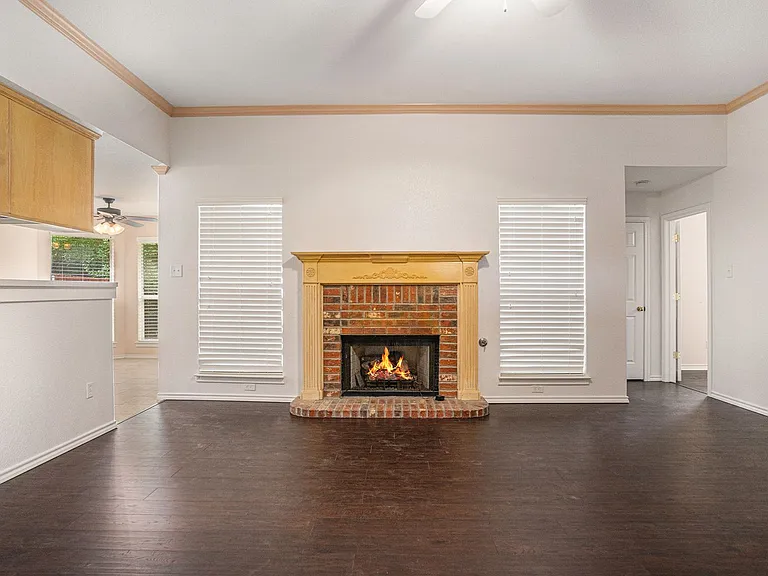 1307 Hyde Park Blvd — Photo 6