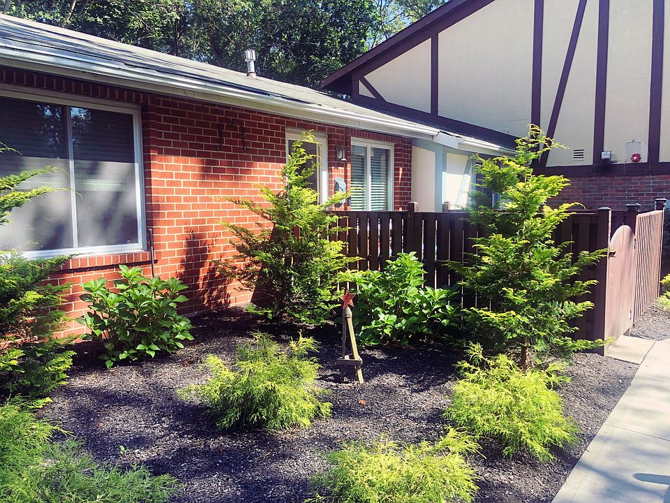 1st image of 202 Cambridge Dr