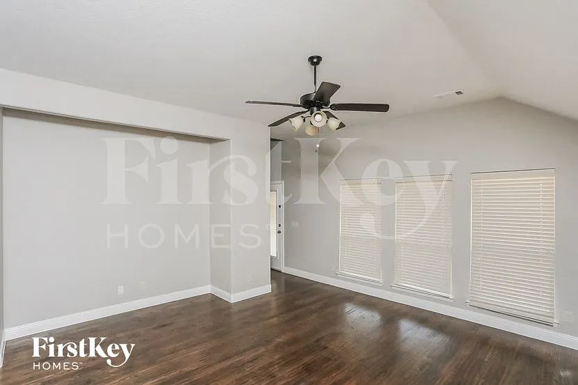 4 bed, 3.0 bath, 2259 sqft, $3,120 — Photo 2