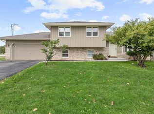 1N010 Darling St, Carol Stream, IL 60188