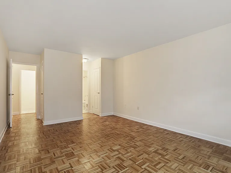 Hamilton Court Apartments — Photo 10