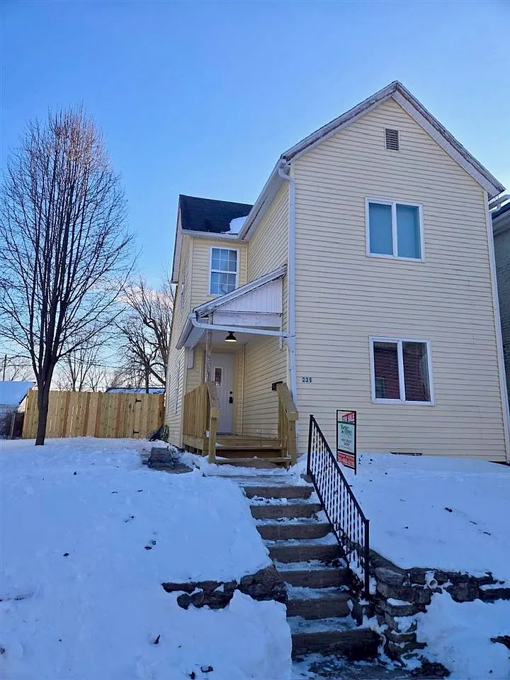 239 NW I St photo 1