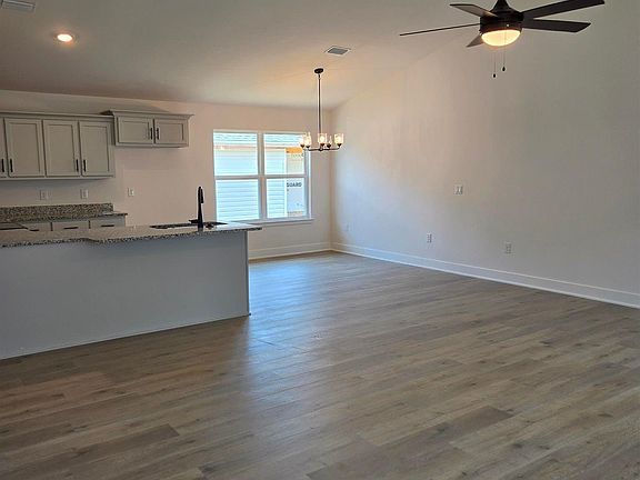 5th image of 709 Giese Ln #3