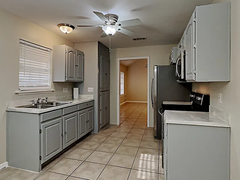 3320 Stanley Ave — Photo 4