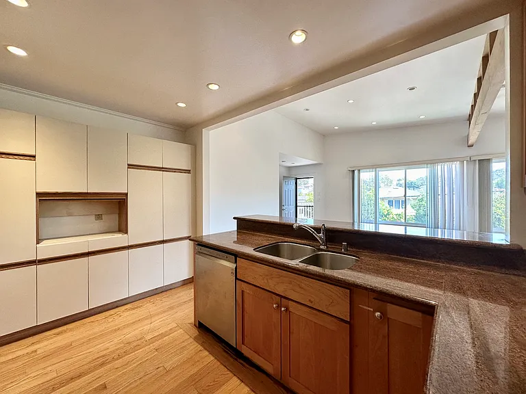 339 Paramount Dr — Photo 6