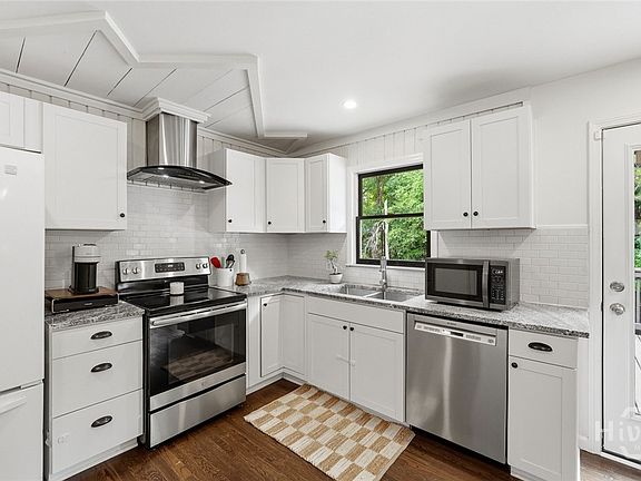 4th image of 704 Forest Heights Drive