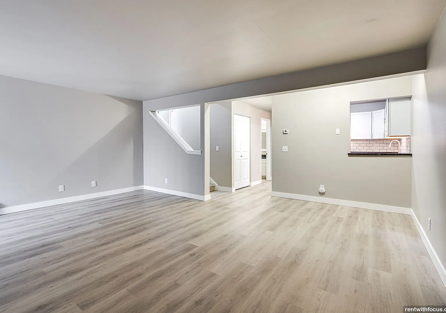 Camelot Court Apartments (Calumet Terrace) — Photo 3