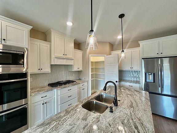 4th image of 100 Raven Hill Ln