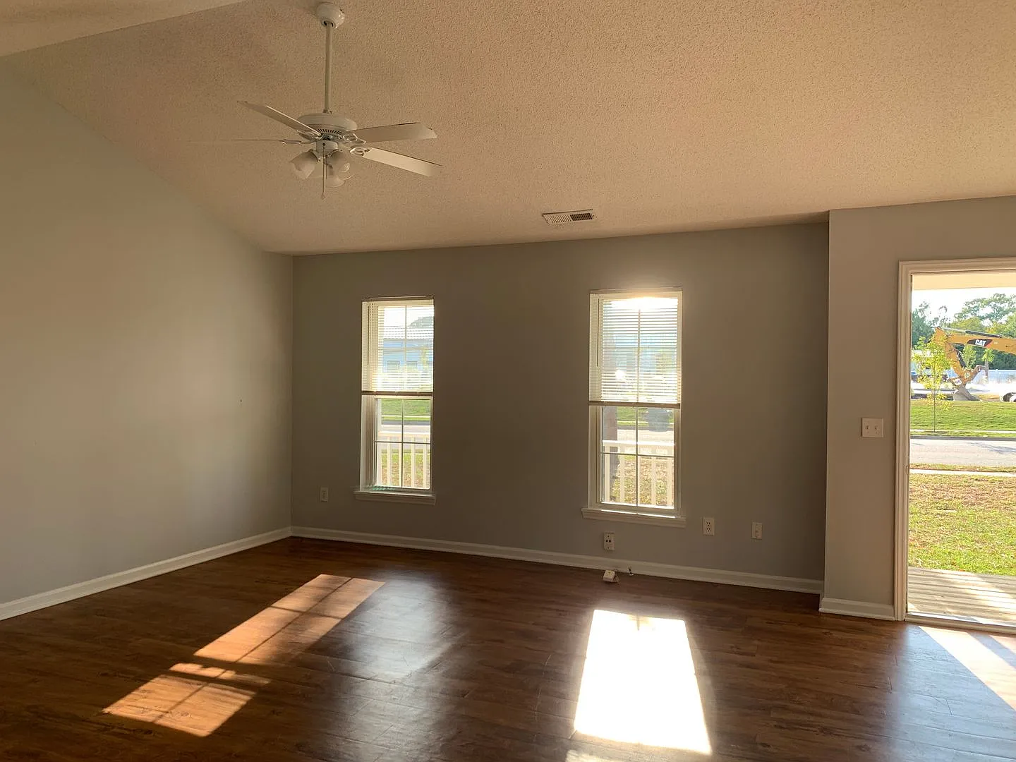 Cute 3 Bedroom 2 Bath House on Wallington Available Now — Photo 4