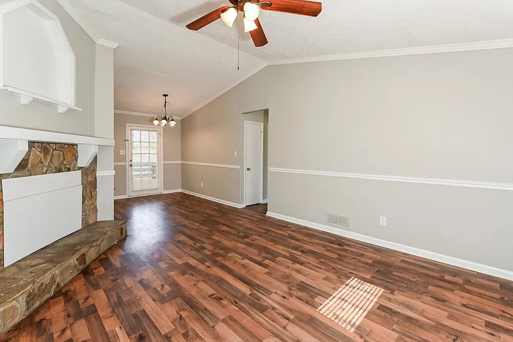 3 bed, 2.0 bath, 1140 sqft, $2,290 — Photo 3