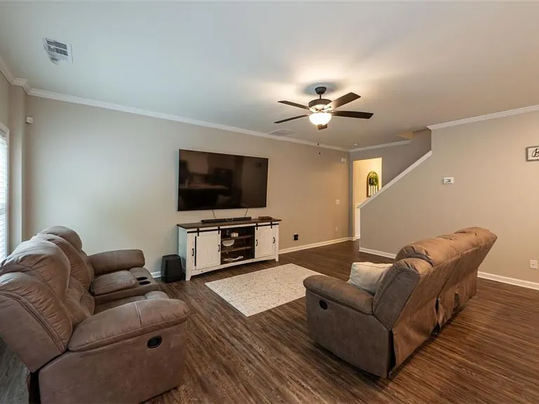 819 Ash St — Photo 5