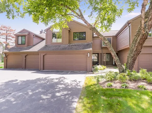 355 Indian Pt, Lake Barrington, IL 60010