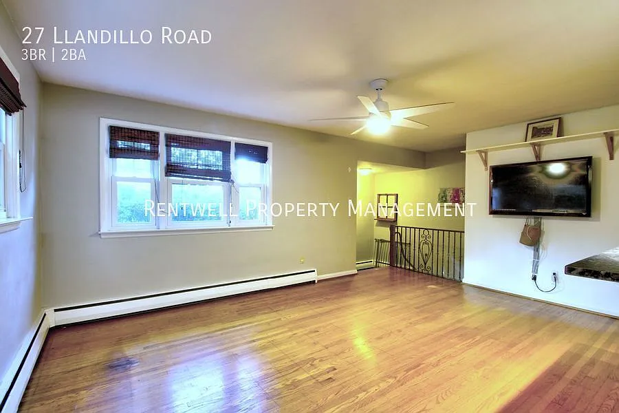 Spacious 3-Bedroom Home with Private Yard, Patio & Driveway — Photo 4