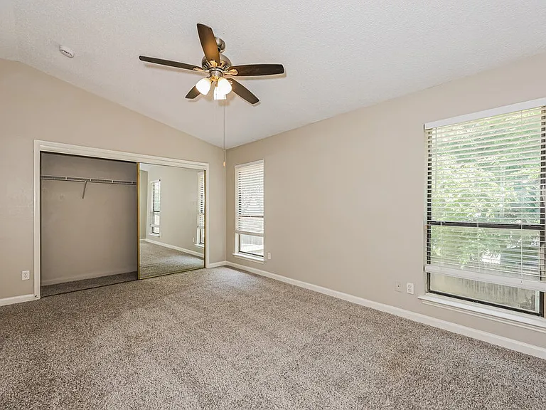 1804 Lincolnshire Way — Photo 10