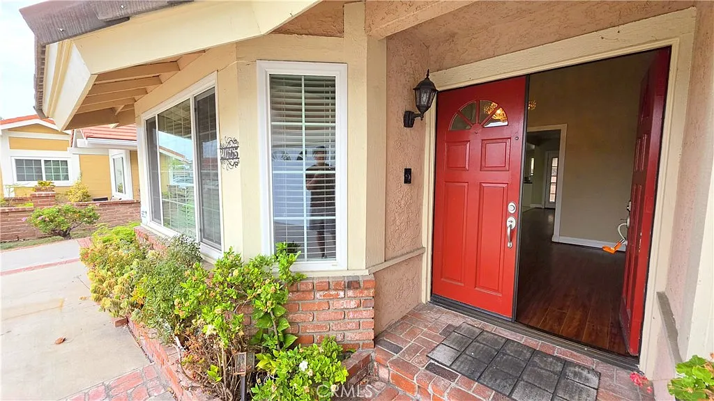 5 bed, 2768 sqft, $4,395 — Photo 3