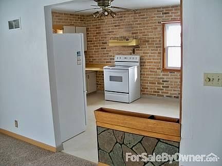 LIVING ROOM & CLOSET