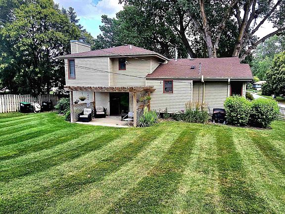 3rd image of 716 S 217th St